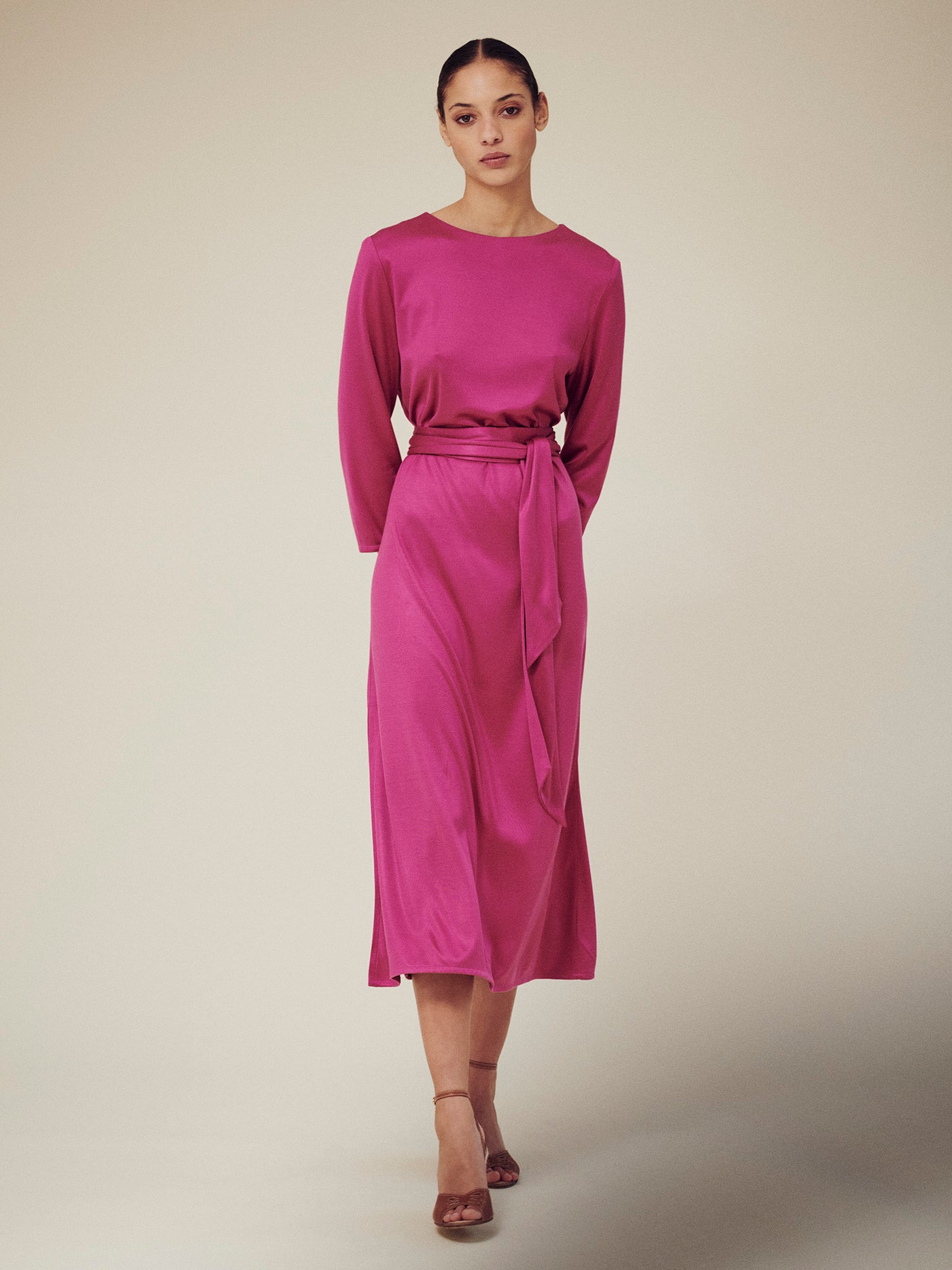 Women's summer look 2025 fuchsia pink dress