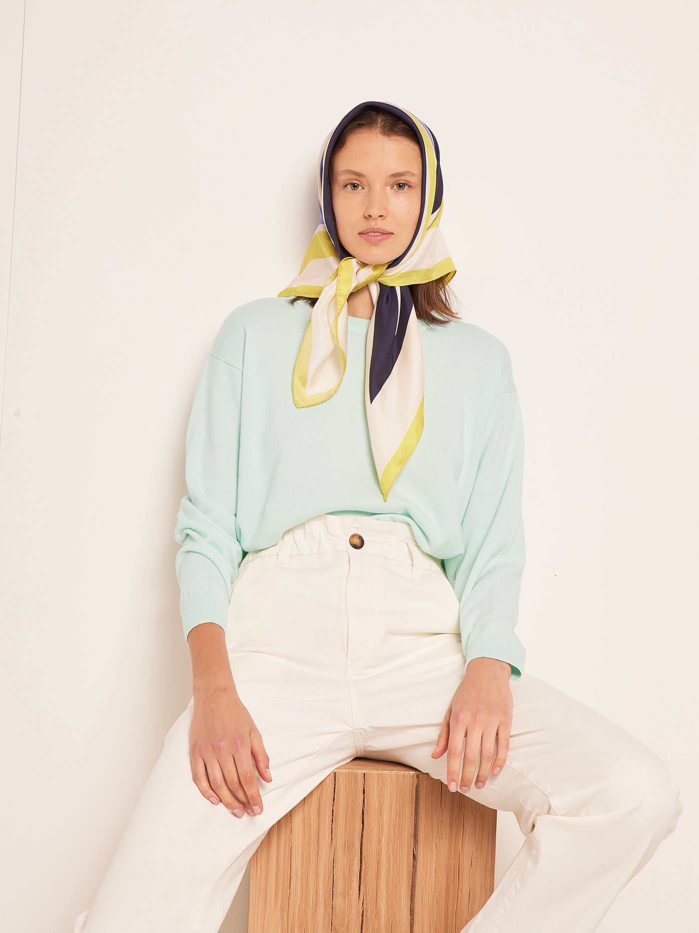 SUMMER 2023 WOMAN'S LOOK BLUE SWEATER