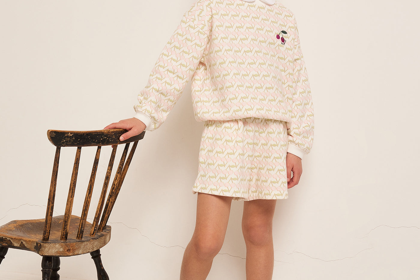 SUMMER 2023 GIRL'S LOOK CHERRY SWEATSHIRT