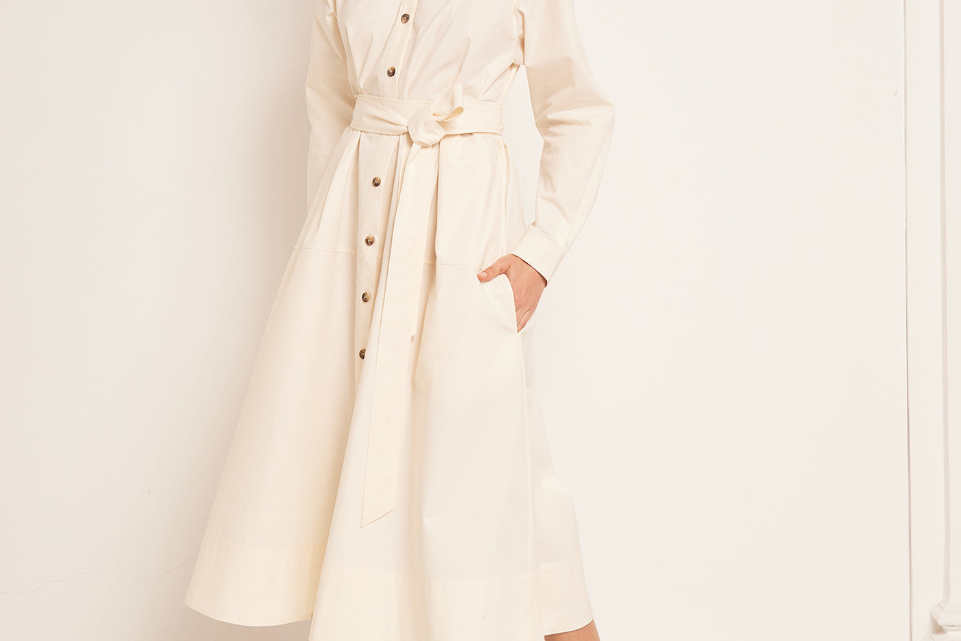 SUMMER 2023 WOMAN'S LOOK WHITE DRESS