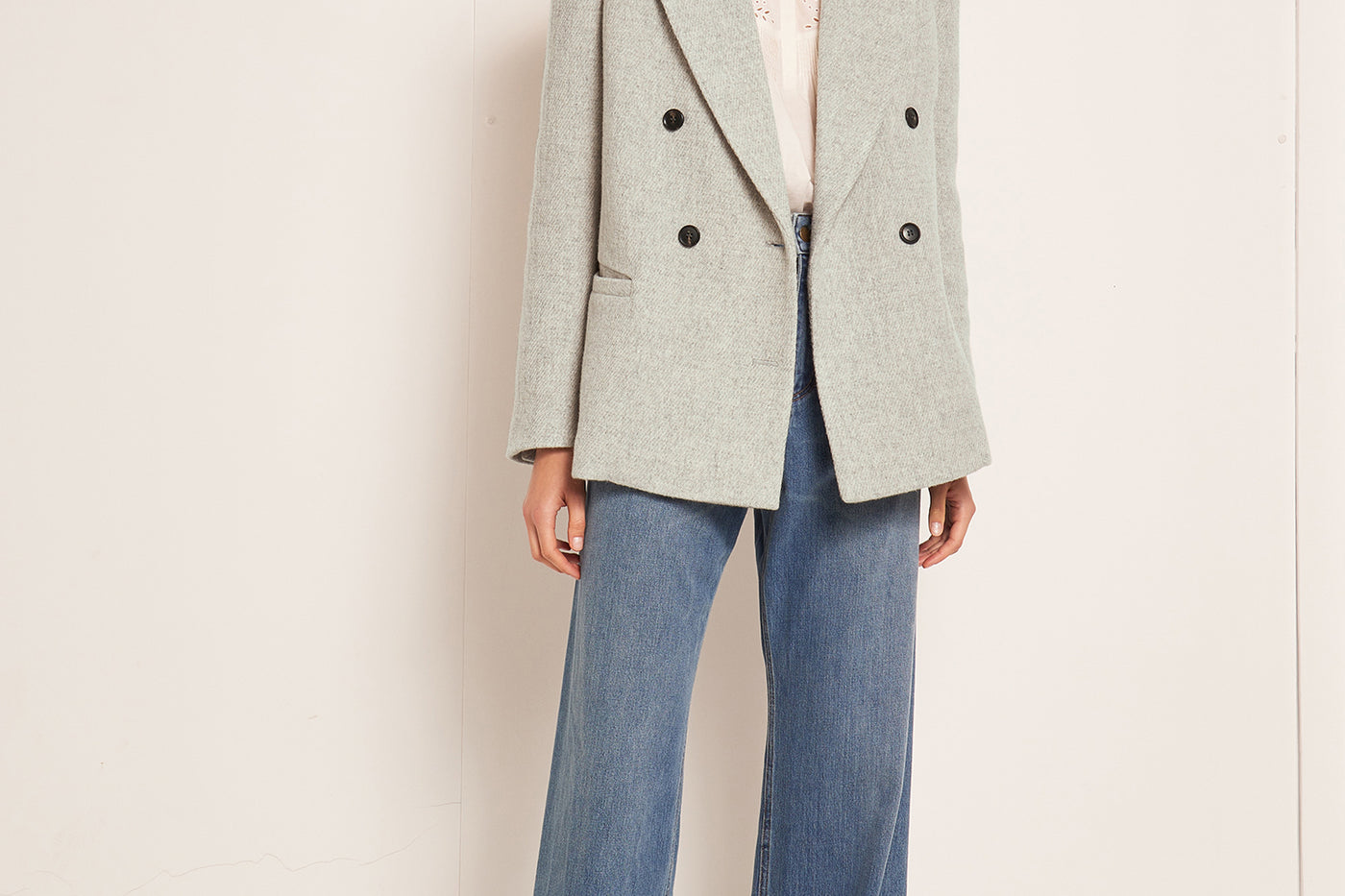 SUMMER 2023 WOMAN'S LOOK GREY COAT