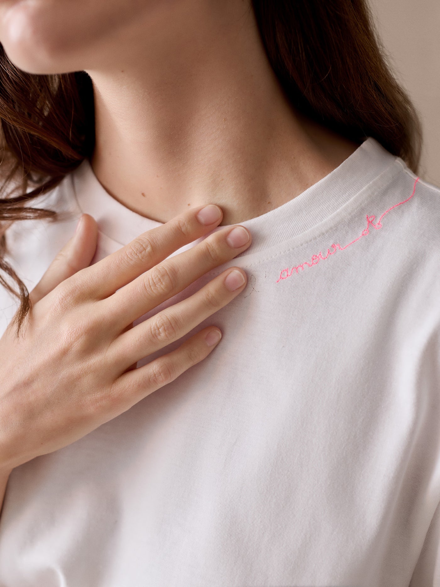 Linda embroidered "amour" t-shirt in organic cotton