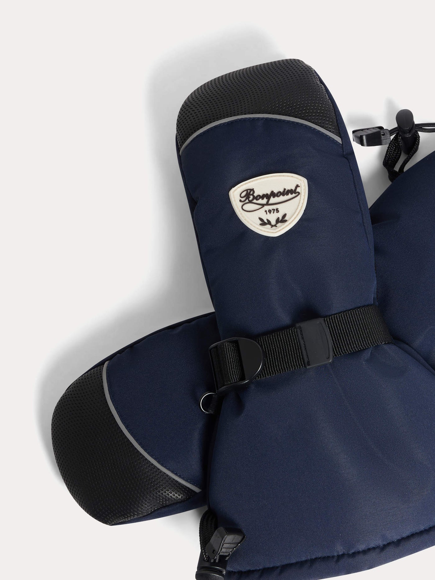 Jidi mittens with cord attachment for skiing